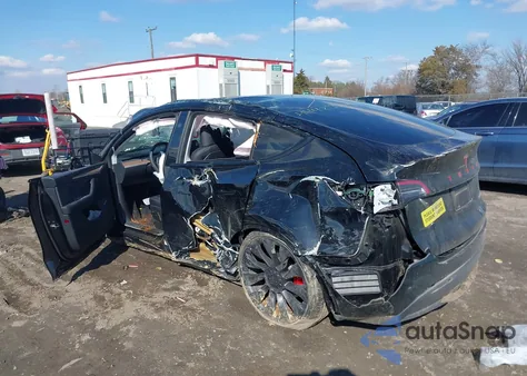 2025 Tesla Model Y Performance Dual Motor All-Wheel Drive z USA, uszkodzony, nr VIN 7SAYGDEF8SF310455